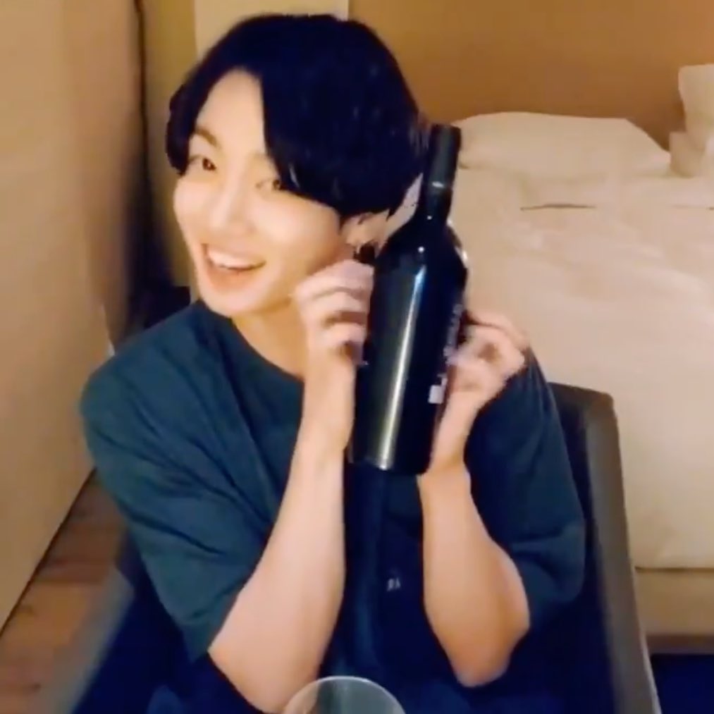 chimggukluv's tweet photo. Jungkook sendo engraçado sem fazer esforço algum; uma thread pra rir https://t.co/fcQMzDU2A6