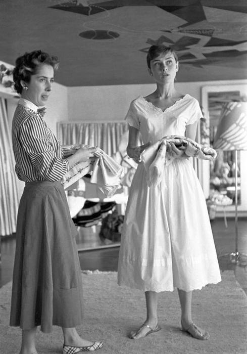 rareaudrey's tweet photo. Audrey Hepburn choosing fabrics at a shop in Buergenstock, Switzerland, 1955. Photos by Pierluigi Praturlon. https://t.co/NrP6Z3Bzvm