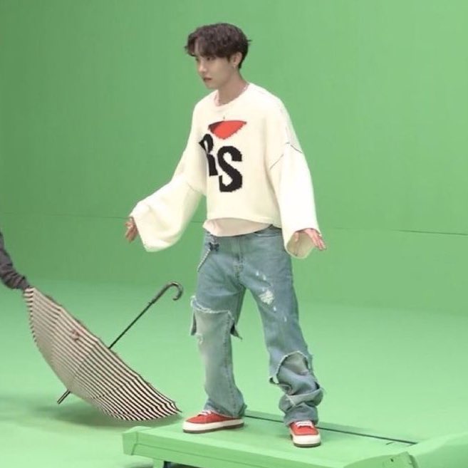 kkukdaze's tweet photo. hobi is an angel in disguise and here’s why ; a thread because he deserves the world☀️ https://t.co/a9FmxhdQ8T