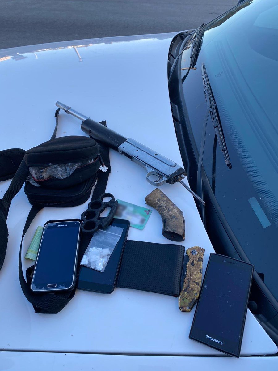 LONDON, ON (January 8, 2021) – A London man arrested by members of the London Police Service Community Foot Patrol Unit is in custody facing weapons- and drug-related charges after a firearm and drugs were seized. Read more: londonpolice.ca/Modules/News/i… #ldnont