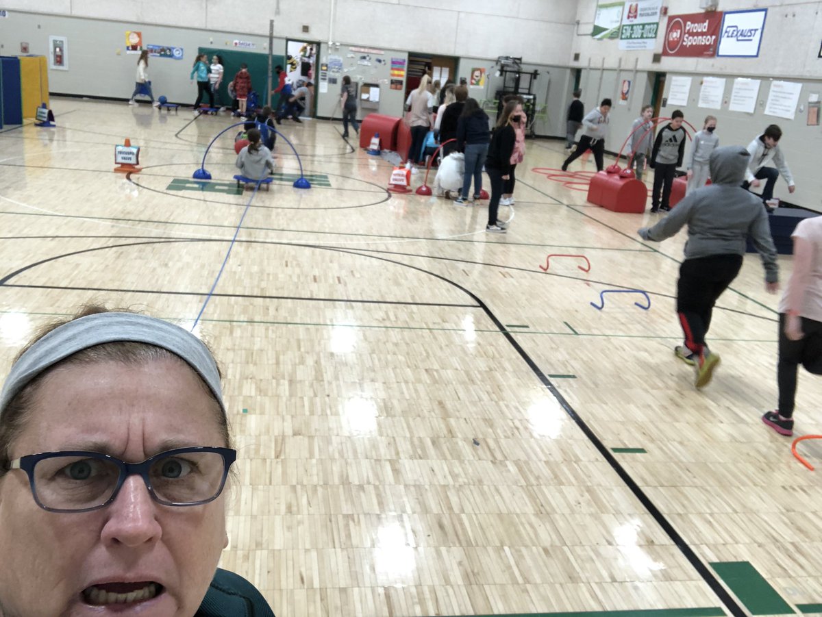 debblunk's tweet photo. Double 6 th grade class working on the heart course working their own heart .. #washingtonstem https://t.co/8iNQhqiJMf