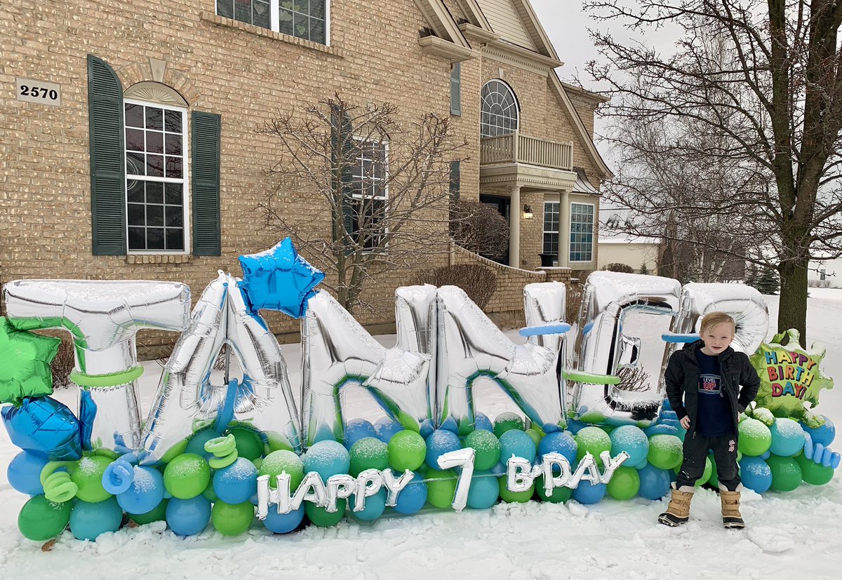 Tiff_Gonzalez's tweet photo. Happy 7th “Golden” Birthday, Tanner!! Thank You #ChicagoBalloonCompany for the amazing yard #balloonarrangement #chicagoballoons #BirthdayWishes #covidbirthday https://t.co/XV5nTPepjN