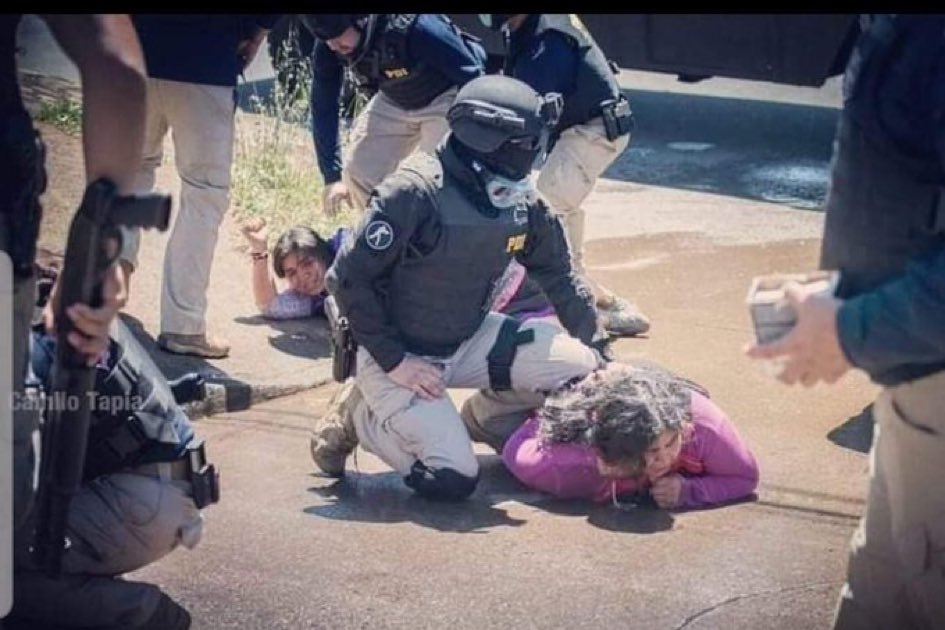 PamJiles's tweet photo. APARTHEID 
En el país de Cachagua los hijos de la élite se divierten sin mascarilla, con la complicidad de carabineros y de los medios q cubren sus identidades. 
En el país de Temucuicui una niña de siete años, hija de 1 asesinado x carabineros, es aplastada así en el suelo. https://t.co/R4mhn9cizZ