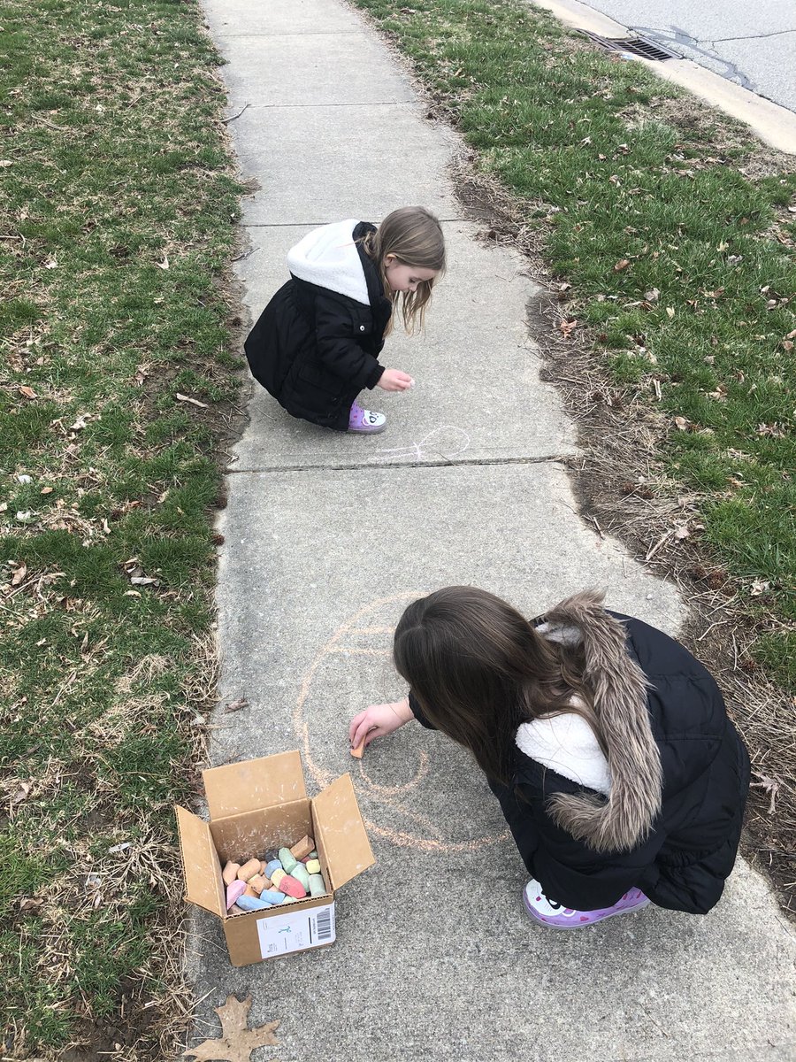 KristinRNFranks's tweet photo. My daughters and I went around our neighborhood and made sidewalk art to bring everyone joy! #fisherskindess https://t.co/6FO9BZJtae