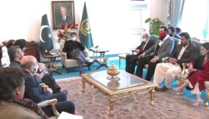 The choice is between a Prime Minister who is so callous that he prefers to meet drama producers instead of condoling with families in sub-zero temperature sitting with the bodies of loved ones. 3/9