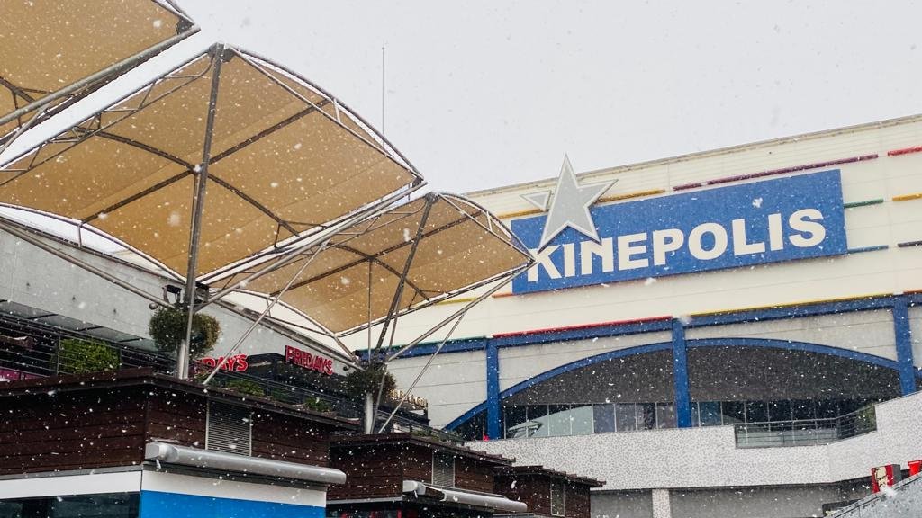 Debido a las inclemencias meteorológicas ❄☃ y por la seguridad de clientes y empleados de nuestros cines, durante el día de hoy (viernes, 8 de enero) <a href="/Cines_Kinepolis/">Kinepolis España</a> de Heron Diversia no tendrá disponible los últimos pases de la tarde. ¡Feliz día de #nieve! ⛄