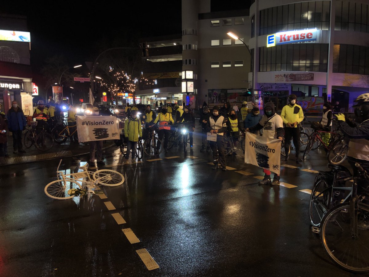 bikeberlin13's tweet photo. Und wieder ist ein Radfahrer durch einen rechtsabbiegenden Lkw getötet worden . Ein Verkehrssystem, das Menschenleben fordert ⁦@ADFC_Berlin⁩ https://t.co/l2dSFRGTwZ