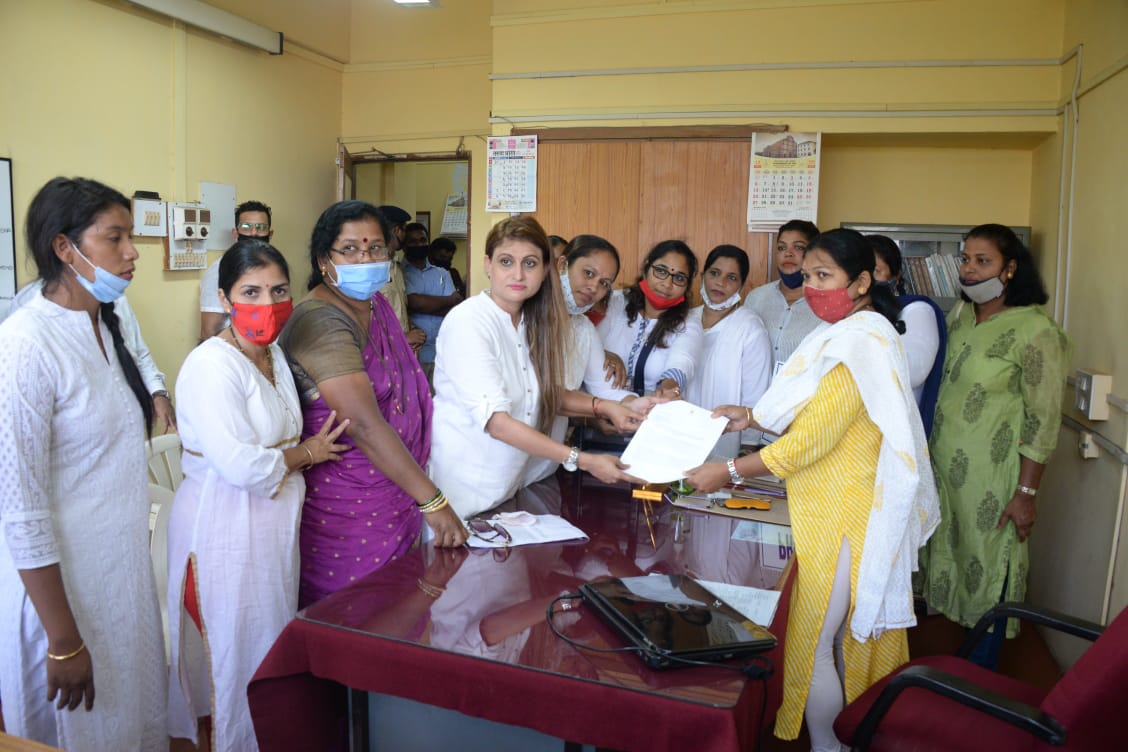 AmarnathAldona's tweet photo. Today @GoaPMC President @adv_coutinho & her team submitted memorandum to Chairperson,Goa State Commission for Women Ms.Vidhya Gaude demanding immediate action against Police PI.for alleged atrocities against #women at Shel-Melauli during #IITProtest #savemelavli #Justice
@INCGoa https://t.co/m4yAciWe9J