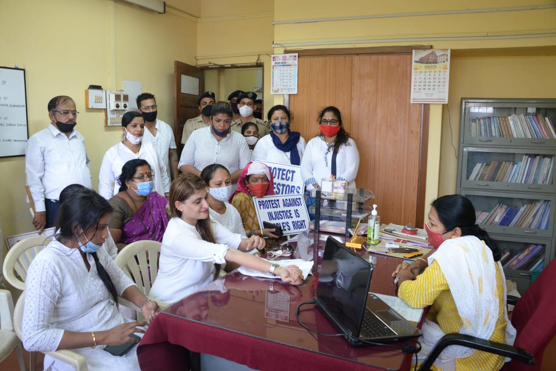 AmarnathAldona's tweet photo. Today @GoaPMC President @adv_coutinho & her team submitted memorandum to Chairperson,Goa State Commission for Women Ms.Vidhya Gaude demanding immediate action against Police PI.for alleged atrocities against #women at Shel-Melauli during #IITProtest #savemelavli #Justice
@INCGoa https://t.co/m4yAciWe9J
