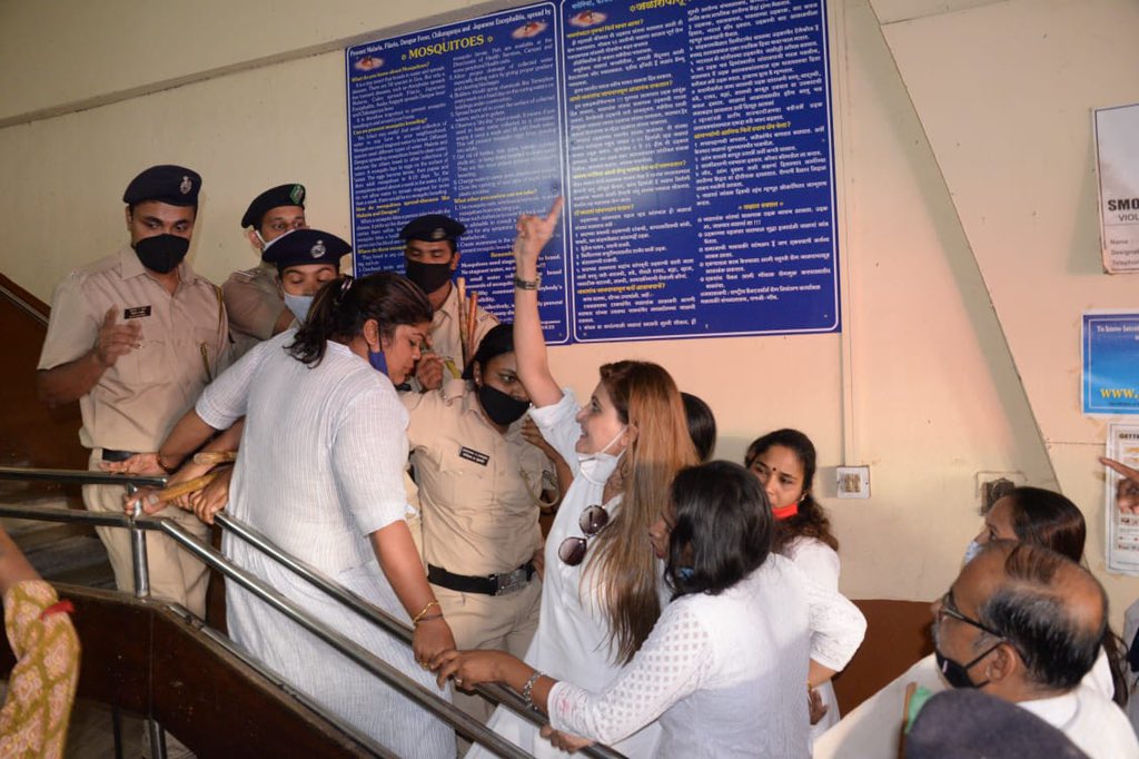 AmarnathAldona's tweet photo. Today @GoaPMC President @adv_coutinho & her team submitted memorandum to Chairperson,Goa State Commission for Women Ms.Vidhya Gaude demanding immediate action against Police PI.for alleged atrocities against #women at Shel-Melauli during #IITProtest #savemelavli #Justice
@INCGoa https://t.co/m4yAciWe9J