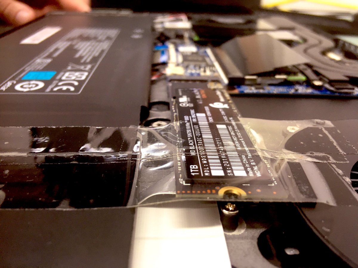 MrChrodo's tweet photo. Ein Kunde hat bei seinem Notebook eine SSD nachgerüstet. Oder es zumindest versucht. :/
#arbyte https://t.co/1027XhOjWK
