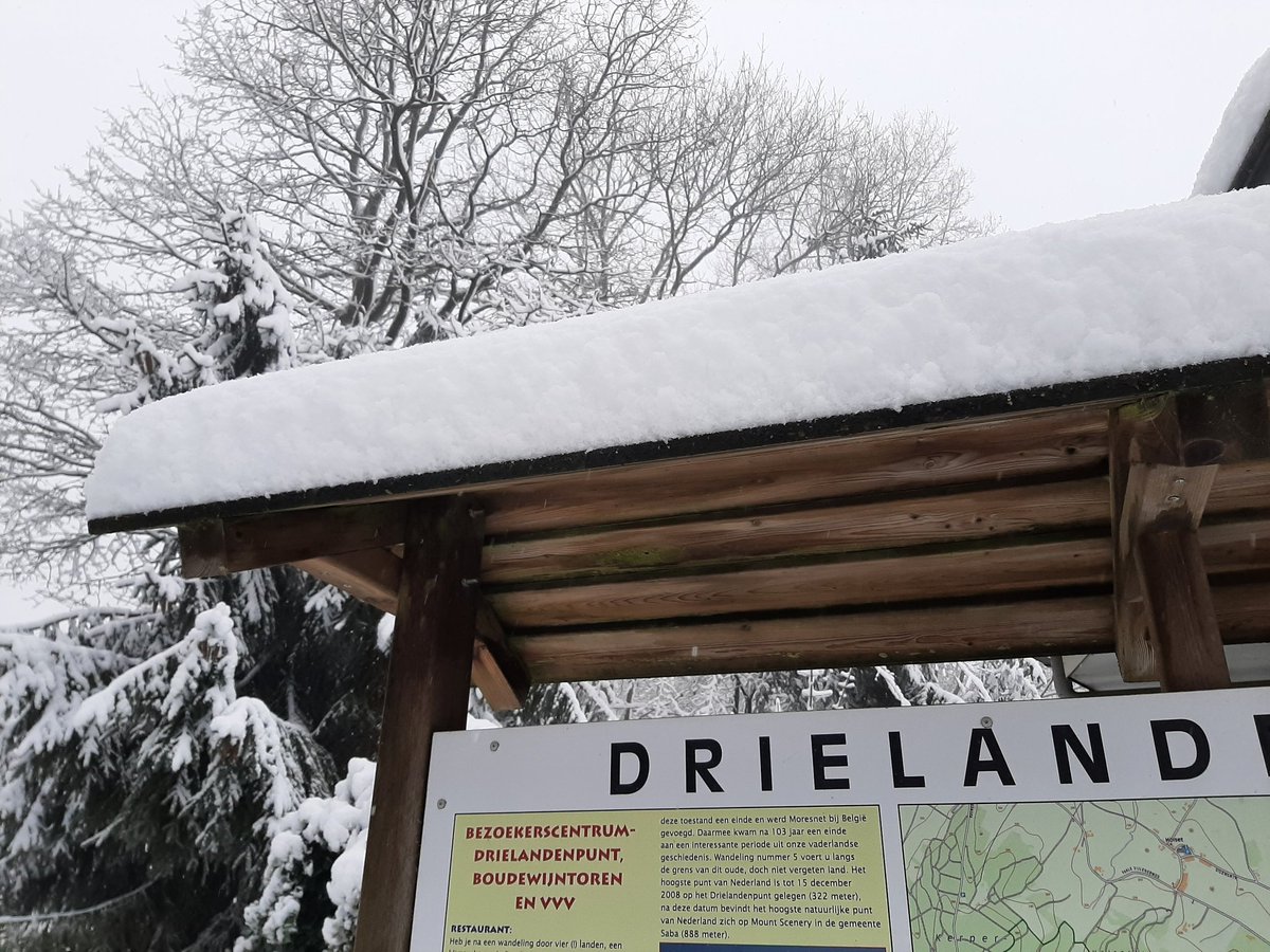 Prachtige winterse omstandigheden op de #vaalserberg vandaag, er lag vanmiddag een sneeuwdek van maarliefst 17cm! In de loop van de dag kwam dichte mist opzetten. #sneeuw <a href="/BuienRadarNL/">Buienradar</a> @L1weer @Talpaweer