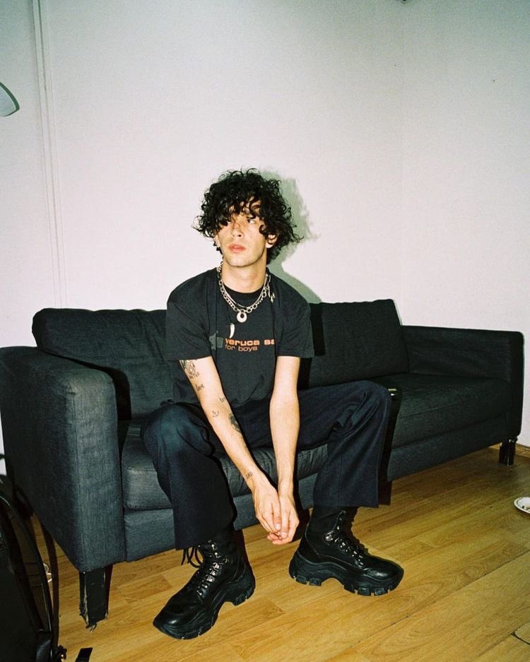 idkimhaz's tweet photo. fuck it user @hqrriet as matty healy a thread https://t.co/53W610NiYz