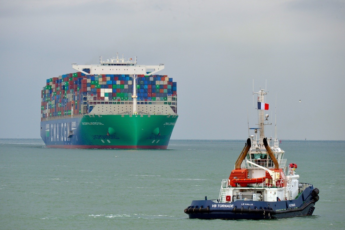 CmaCgm_France's tweet photo. Le #Port du #Havre accueille pour la 1ère fois de son histoire un porte-conteneur de 23 000 EVP propulsé au #GazNaturel, une énergie d'avenir qui préserve la qualité de l'air!
Face à une très forte augmentation de la demande de transport, le Groupe @CMACGM s’adapte ... https://t.co/HNH0SToDab