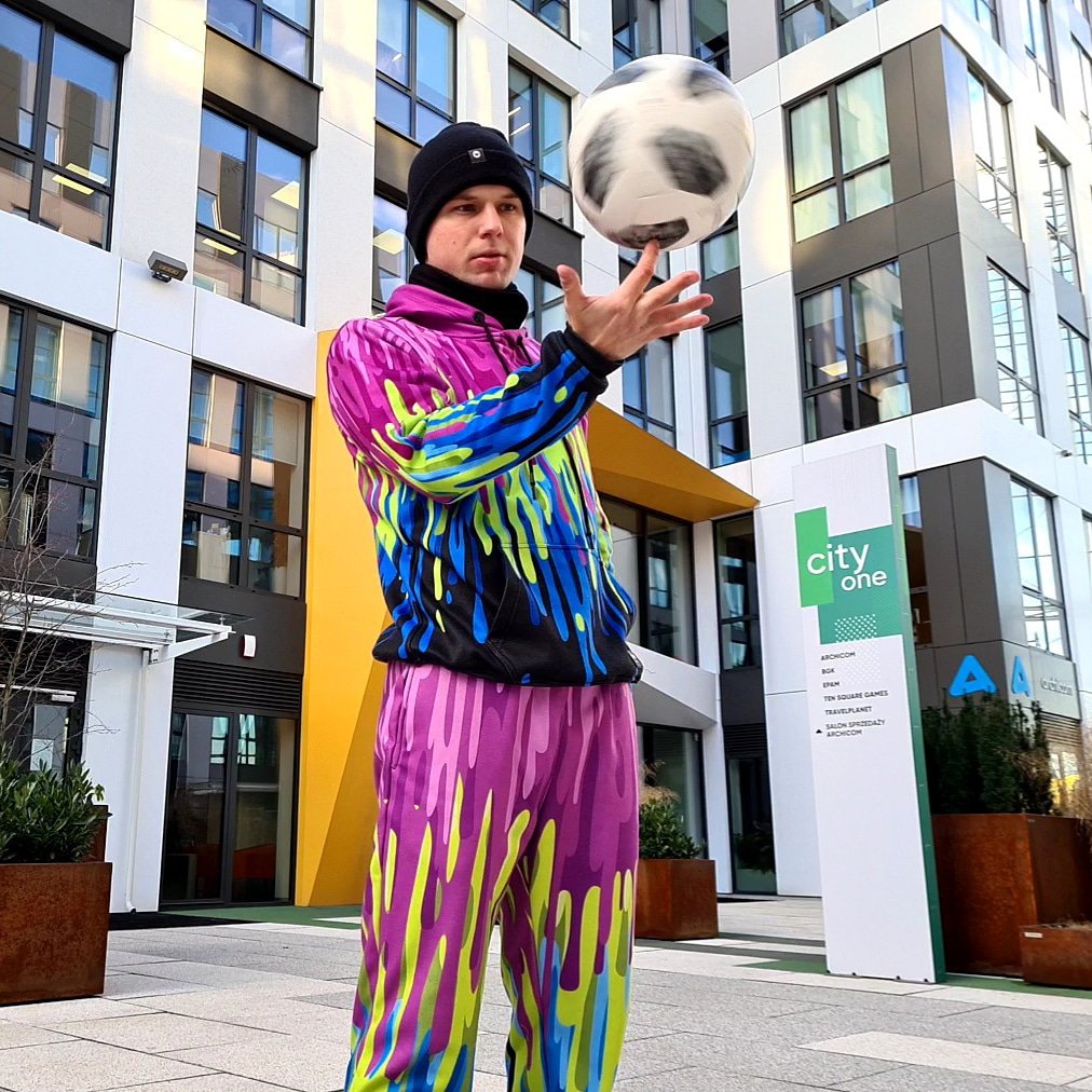 ⚽️⚽️⚽️⚽️⚽️ #pawelskora #freestylefootball #trikipilkarskie #pasja #passion #photooftheday #photosession #zima #winter #wroclove #wroclaw #polskichlopak #polishboy #dreamer #kolorowo #colorfull #freshhoods #wieczor #evening #piatek #friday #freetime #chillout