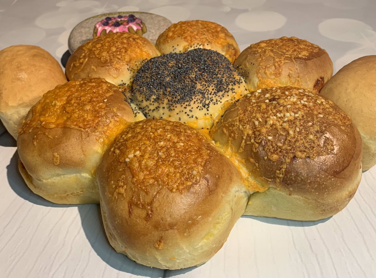 Rob_C_Allen's tweet photo. #SavouryBread in the form of cheesy #Pizza buns, baked in my @MasonCashUK flower bread form. Pizza on the go. #TwitterBakeAlong https://t.co/uP7AJZs4Cg