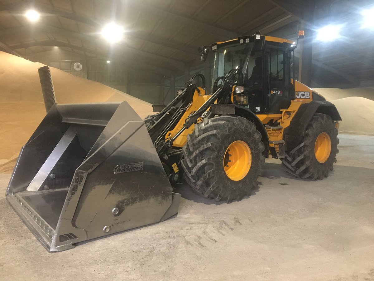 Very nice @JCBAgriculture 419 on demo, and it fits our bucket!!  
Thank you to <a href="/Agrimachines/">Haynes Agri</a>
