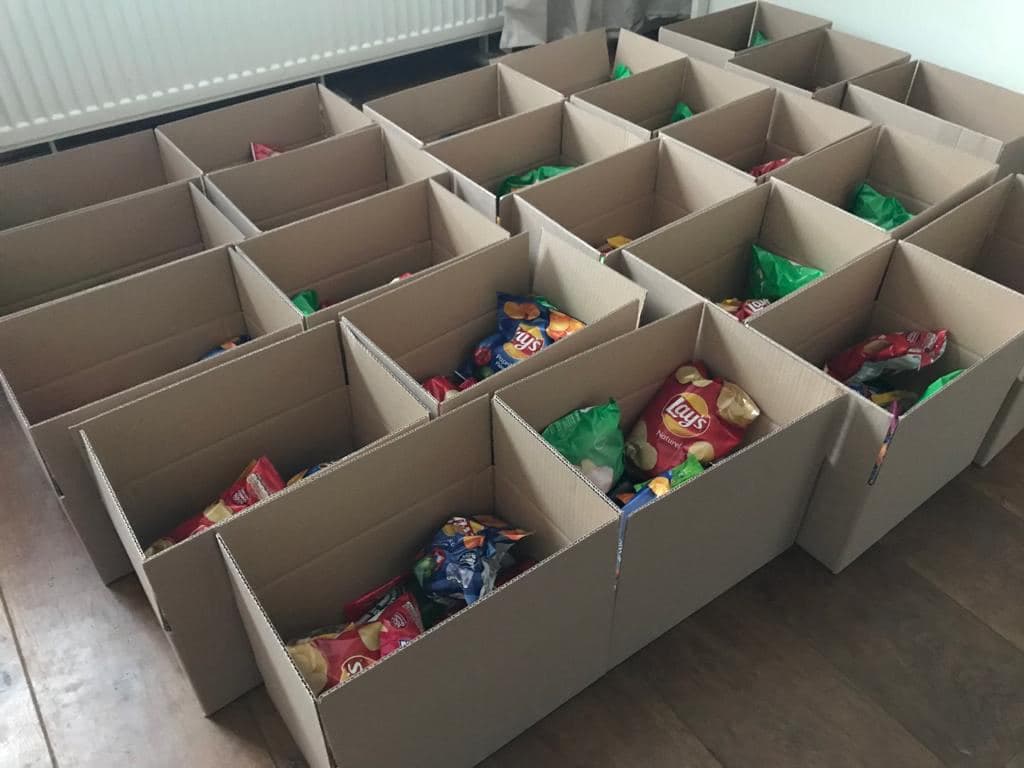 MozardSuite's tweet photo. We sluiten de eerste week van het nieuwe jaar af met een virtuele nieuwjaarsborrel. Met 1 minuut zendtijd per collega om te toasten op het nieuwe jaar. Het borrelpakket en de pub quiz zorgden voor de kers op de taart! https://t.co/KaCSNIhxMr