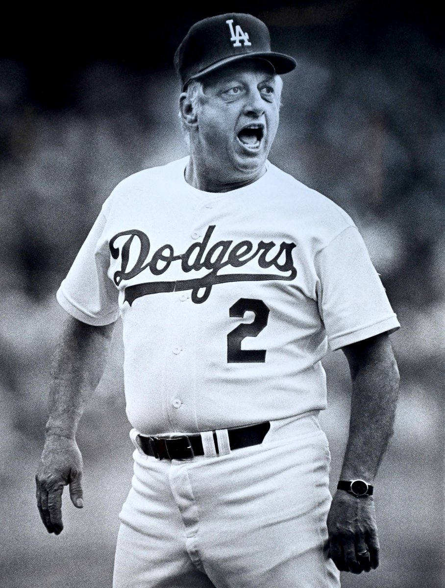 LosDodgers's tweet photo. #LosDodgers están de luto por el fallecimiento del gran Tommy Lasorda. https://t.co/E6j2KBJotz