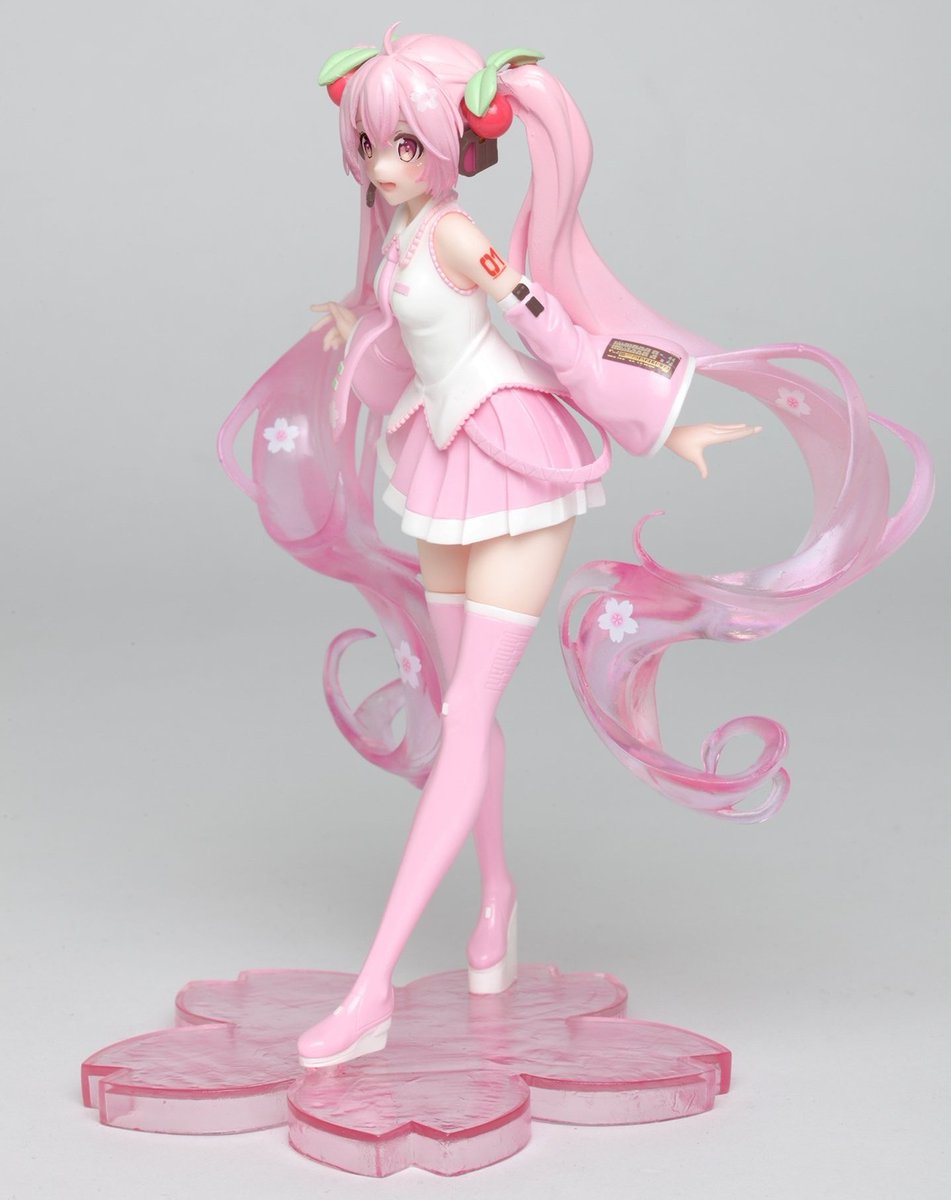 here we have sakura miku 2019! shes super pretty i love her pose