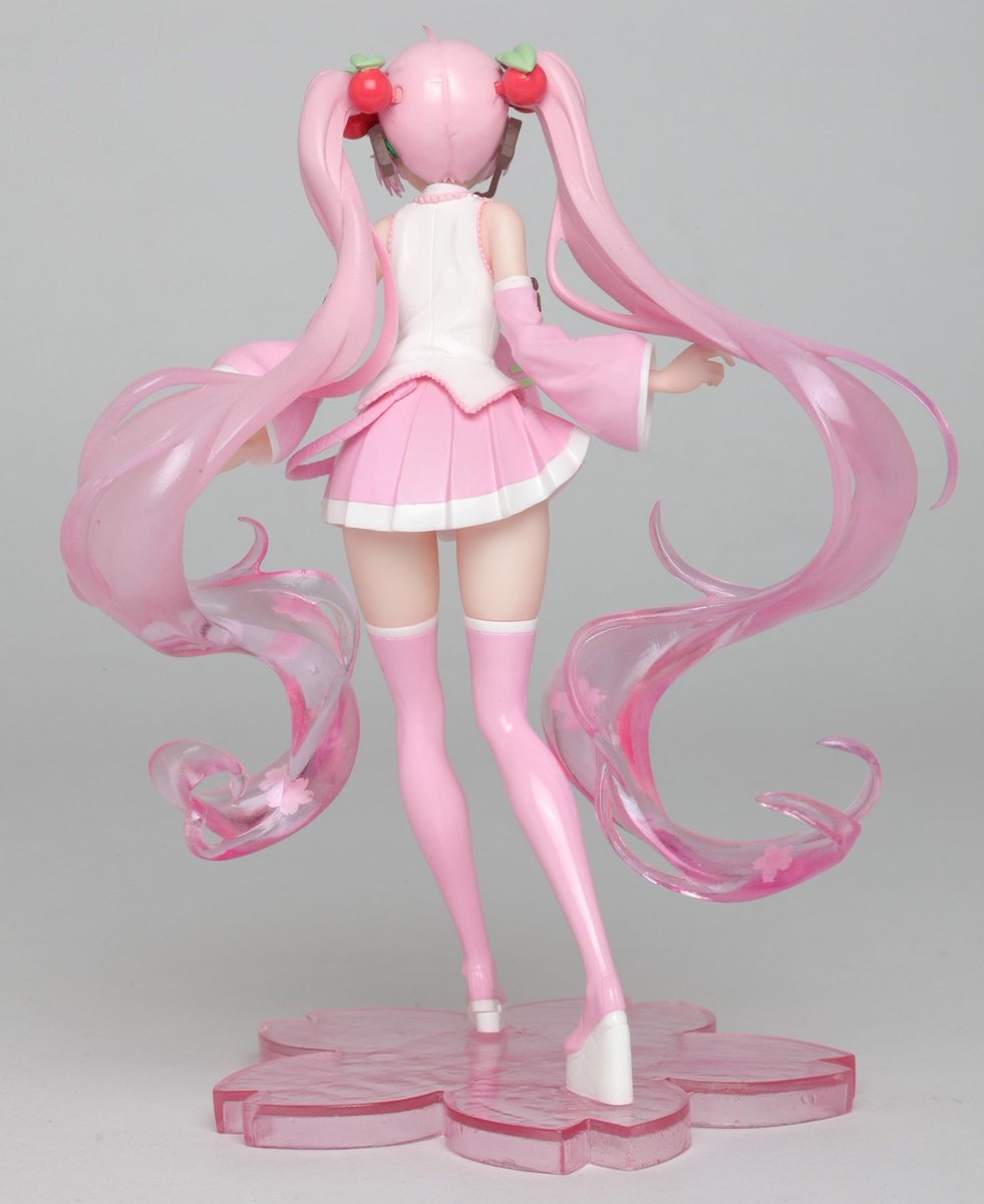 here we have sakura miku 2019! shes super pretty i love her pose