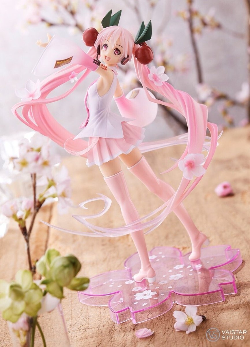 up next! last year's sakura miku!! i love her pose a lot shes super pretty