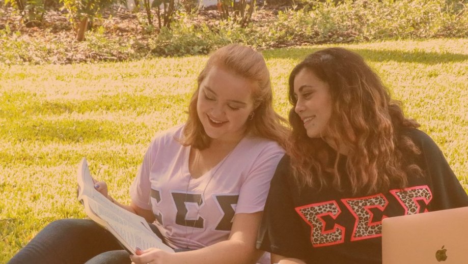 The NPC Foundation is offering scholarships for Panhellenic women! The application closes on March 15. Scholarship opportunities are available for undergraduate and graduate students. Learn more and apply ➡️ bit.ly/3pFGSZ4.