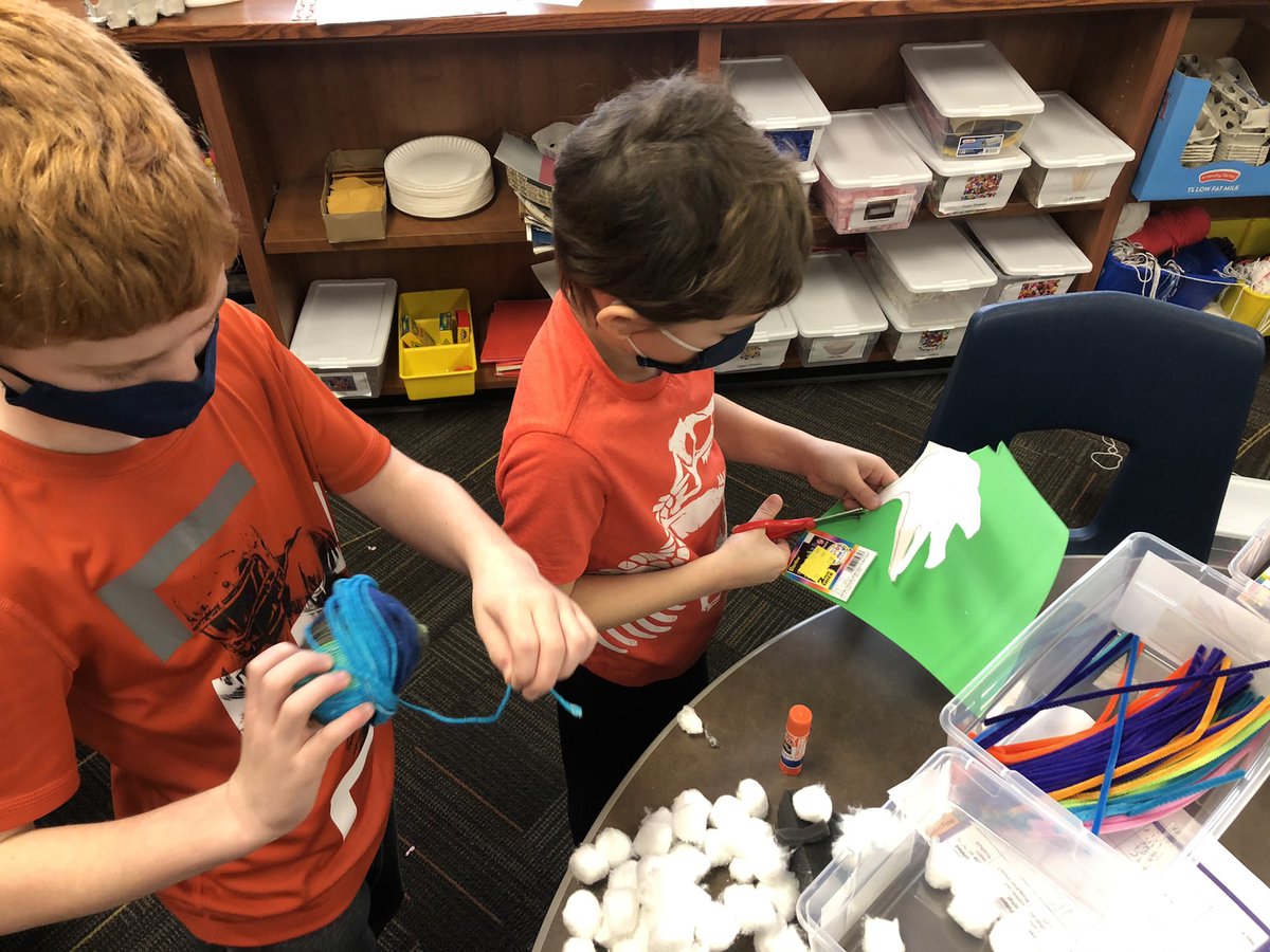 CVLittleLynx's tweet image. Second grade students are using the MakerSpace to create a way to keep fingers warm. This creation is a part of their How the World Works Unit of Inquiry. #cbcsd #cvpyp #howtheworldworks #ibpyp