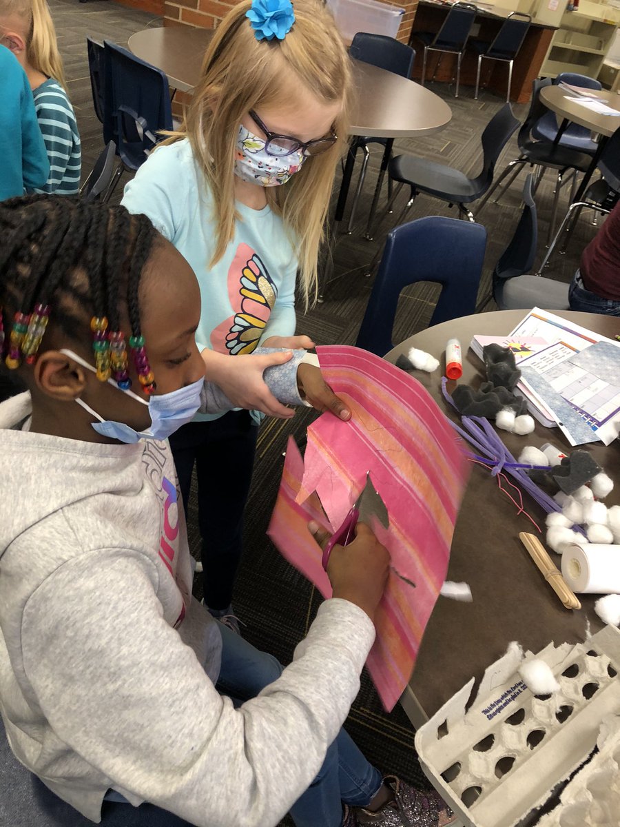 CVLittleLynx's tweet image. Second grade students are using the MakerSpace to create a way to keep fingers warm. This creation is a part of their How the World Works Unit of Inquiry. #cbcsd #cvpyp #howtheworldworks #ibpyp