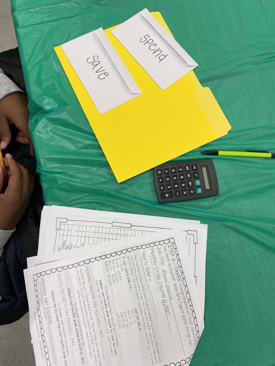 This life skills Friday was on something we all wished we were taught more about, financial literacy💰We discussed income, taxes, insurance, student loans &amp; other bills as well as creating budget plans &amp; balancing checkbooks. One of them said “I see why my mom never has money” 🙂