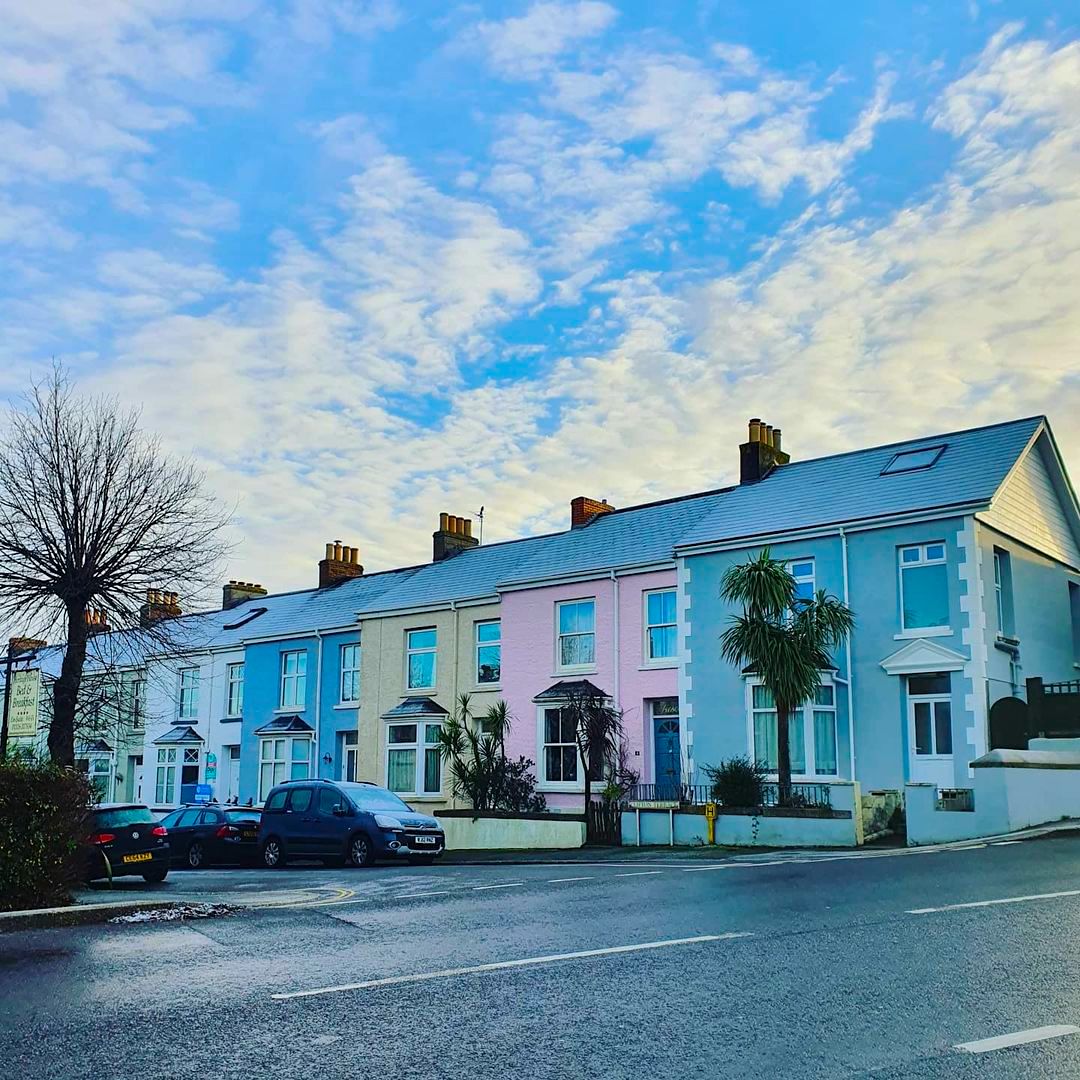 FalmouthTownUK's tweet photo. The multi-coloured houses that can be spotted on strolls around #Falmouth really do add to the magic and charm of our seaside town.

#LoveFalmouth #LoveCornwall #Cornwall #StaySafe

Insta/paperbackrainbow https://t.co/GcDHg8kgkX