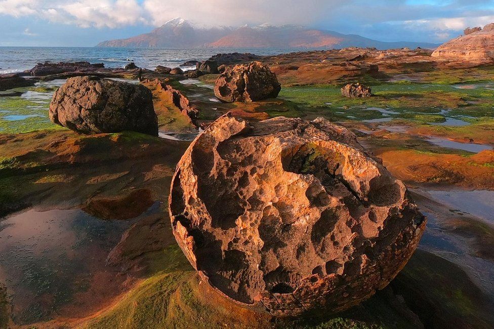 Winter light hits a boulder field on the Isle of Eigg, looking towards the Isle of Rum, in this shot by Arthur Campbell.

More pictures ➡️ bbc.in/35iwgqA

#BBCScotlandPics