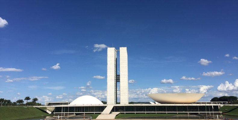 Encetem l'any amb empenta i una nova sessió d'Urbanisme Comparat!!!! Gràcies a Gustavo de Andrade podrem gaudir de "Brasil: l’urbanisme brasiler en vertigen". Quines ganes!!! Reserva't el 28 de gener 19h. Més info aquí aauc.arquitectes.cat/urbanisme-comp…