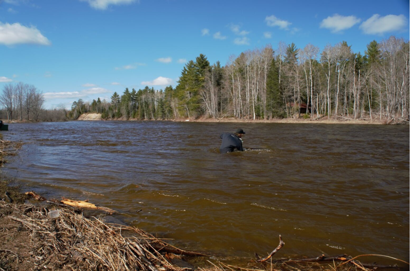 UNBsalmon's tweet image. #flashback2020 Setting up #Innovasea acoustic receivers in the Little Southwest #MiramichiRiver. 

#UNBresearch #CRI #CAST #research #trackingnotslacking @TLinnans