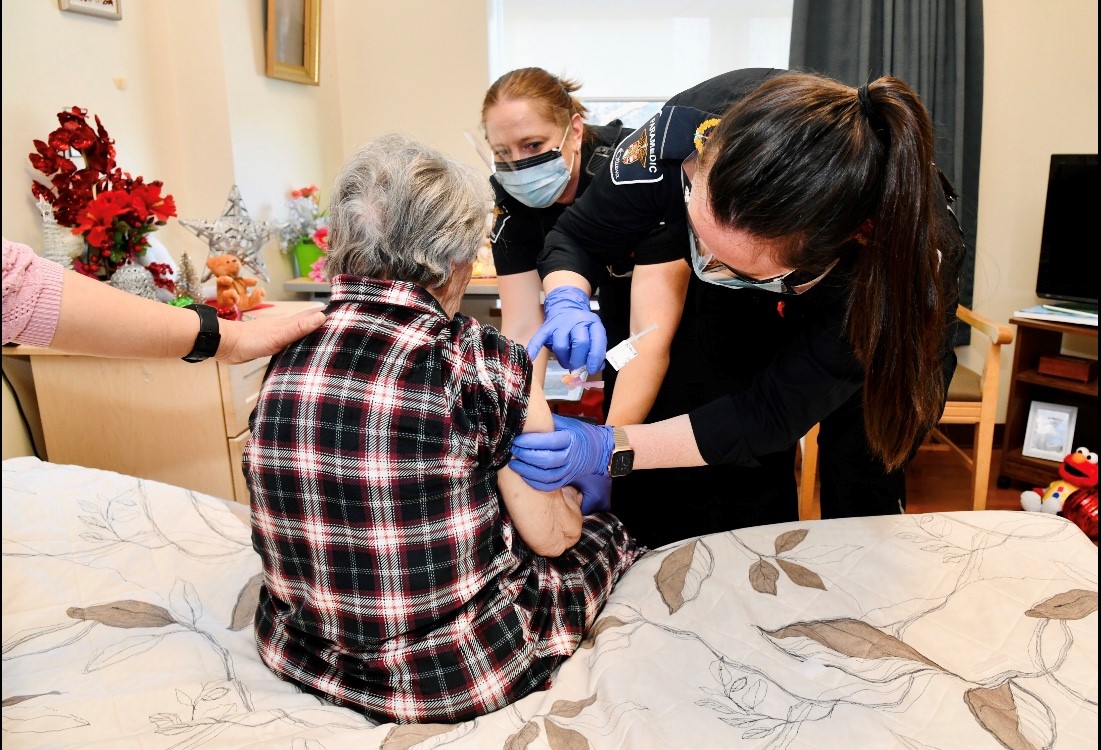 Specially trained Ottawa Paramedics have deployed to local Long-Term Care homes to provide #COVID19 vaccines to our most vulnerable community members

A big thank you to @DrFullertonMPP for recognizing the versatility and professionalism of Ontario's paramedics