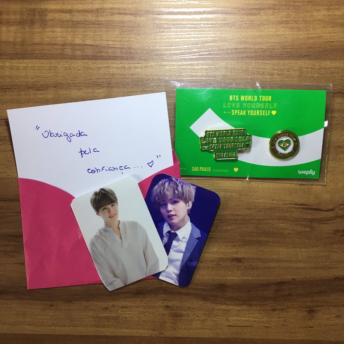 amicake2's tweet image. Feedback positivo para @_parkjia  pela ótima venda dos pins do BTS no BRASIL. Vendedora muito educada e veio bem embalado.