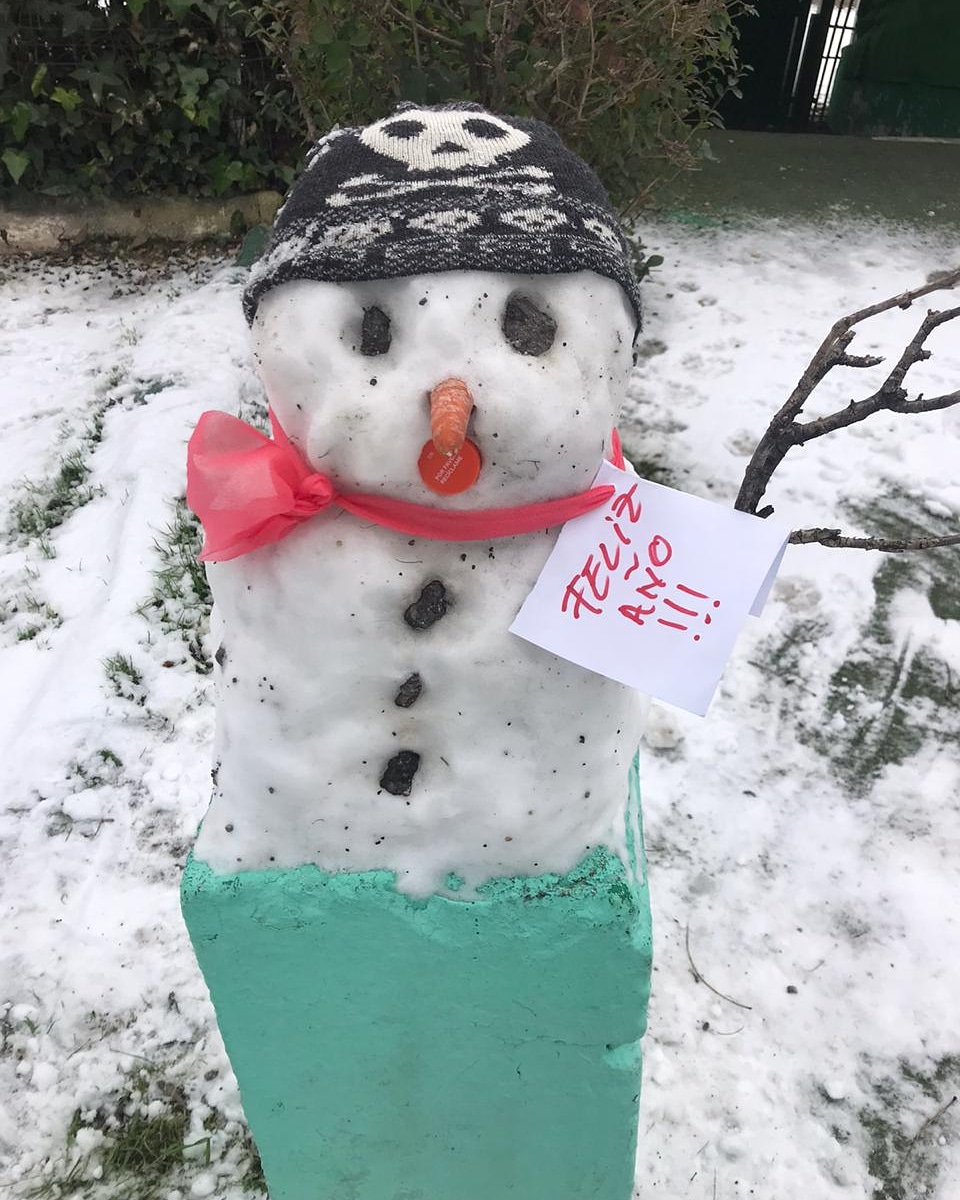 Tenemos nuevo integrante en la familia de Villaverde y os quiere felicitar el año!! Precaución y disfrutad de la nieve!!❄️☃️