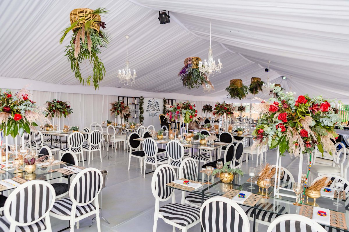 nonoevents's tweet photo. #Letoya&Lebo’sWeddingCelebration
Thank you @letoyamakhene & @lebokeswa
#TraditionalWeddingDeco
#Celebrations #Love
#Deco
#GlassMarquee #GlassFrameTent
#EventFurnitureHire #events
#NonoEvents https://t.co/54d1RSv1ng