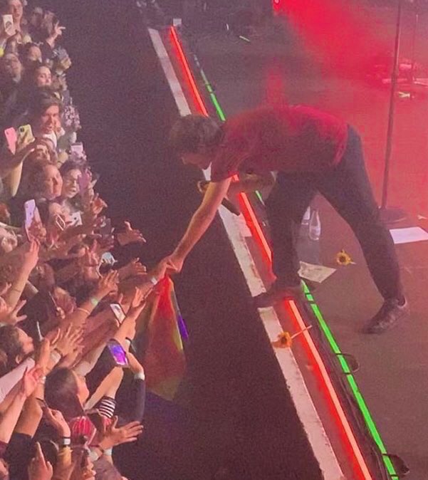 Lucianaxgolden's tweet photo. El verdadero Louis Tomlinson es el que apoya y respeta la comunidad LGBTQ+ https://t.co/zvTrlTeFRK
