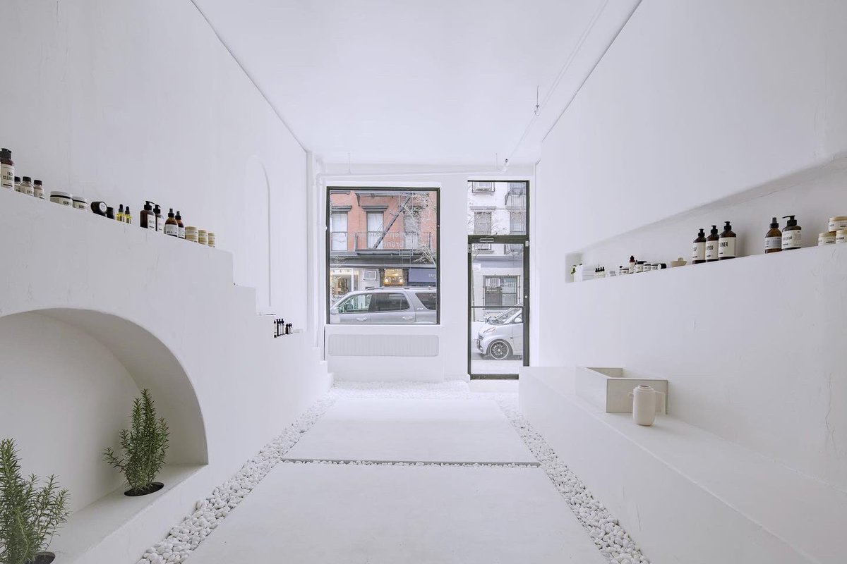 popshopus's tweet photo. Craft &amp; Bloom juxtaposed one of the busiest neighborhoods in NYC with a calm, serene shop interior✨

This @maapilim pop-up store provides customers with serenity through the design, as well as through the minimal products on display, as to not overstimulate the senses https://t.co/up6pNWu9gF