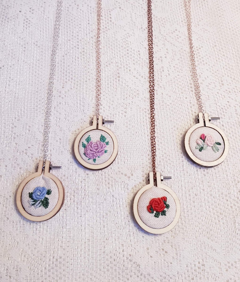 RomanticaTorino's tweet photo. In un piccolo telaio di legno sbocciano fiorellini ricamati a mano da portare al collo. #bijouxhandmade #bijouxricamati #bijouxtorino #collana #collanaartigianale #collanafattaamano #collanahandmade #ricamitorino #ricamiamano #ricamohandmade https://t.co/7S0jtuefP4