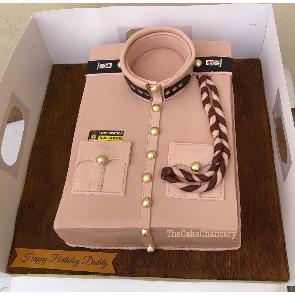 TheCakeChancery's tweet photo. Delivered to Ikorodu, Lagos..
Immigration uniform themed cake ..
Please help me retweet this beautiful piece when it pops up on your TL 🙏🙏🙏🙏🙏 https://t.co/wvuKNS47lA