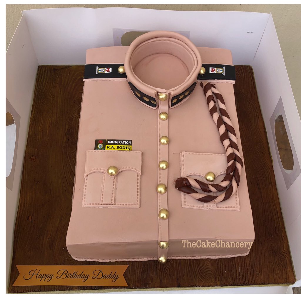 TheCakeChancery's tweet photo. Delivered to Ikorodu, Lagos..
Immigration uniform themed cake ..
Please help me retweet this beautiful piece when it pops up on your TL 🙏🙏🙏🙏🙏 https://t.co/wvuKNS47lA