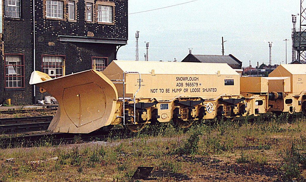 Ranaroth2's tweet photo. ADB 965579. Beilhack Type PB600 plough on Class 40 bogie. Photo: Stratford Depot, 08.06.1990. #railway #ontrackplant #snowplough #Beilhack #Stratford @ontrackplant @SalopianLyne https://t.co/ChTrHrbzZY