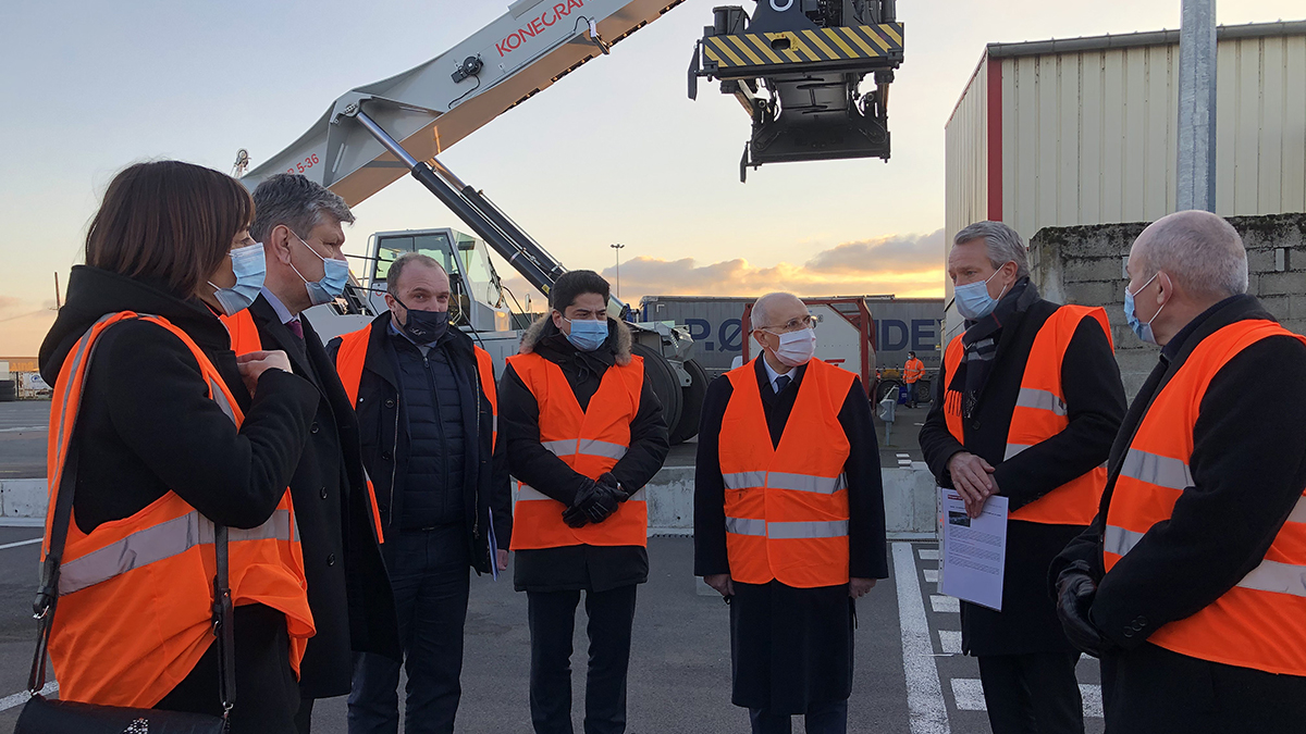 Visite du <a href="/Prefet21_BFC/">Préfet Bourgogne-Franche-Comté, Préfet Côte-d'Or</a> à #Aproport, service portuaire géré par la #CCI71, pour découvrir le #Port de Mâcon et l'autoroute #ferroviaire.
Michel #Suchaut, Bernard #Echalier, <a href="/Prefet71/">Préfet de Saône-et-Loire</a> <a href="/BenjaminDirx/">Benjamin Dirx</a>  <a href="/Jeromedurain/">Jérôme Durain</a> <a href="/Courtois_JP/">J-P COURTOIS</a> <a href="/alaine/">alaine</a> <a href="/vnf_officiel/">VNF - Voies navigables de France</a> <a href="/SNCFReseau/">SNCF Réseau</a> <a href="/viia_multimodal/">VIIA</a>