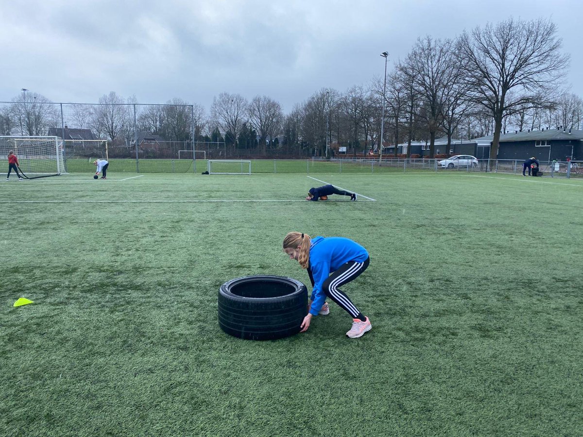 FitLekker's tweet photo. Bootcamp vouchers verzilvert door sportverenigingen uit Losser.
@volley68 was de eerste sportvereniging die met de 12-17 jarigen enthousiast meededen

Later deze maand volgen meer sportvereniging

Dank aan alle deelnemers, @GemeenteLosser &amp; @stichtingfundament, gastverenigingen https://t.co/xOJrOqSJUd
