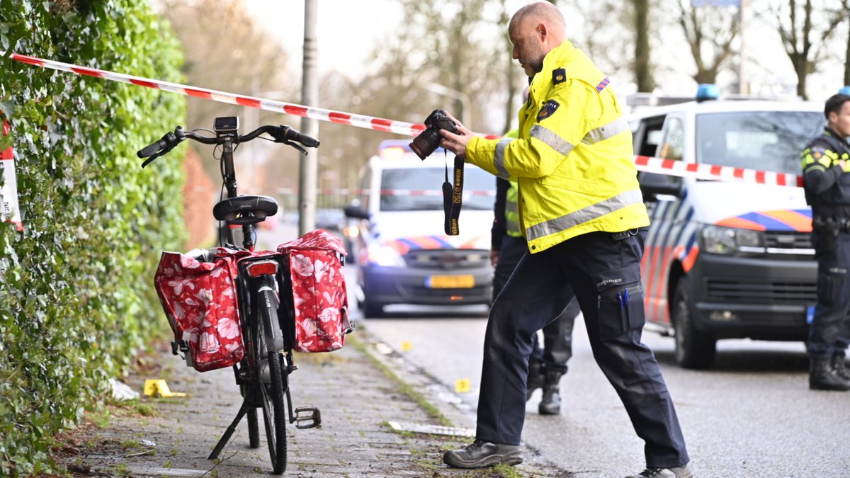 Omstanders vinden gewonde vrouw op straat in Nijmegen, politie tast in het duister..