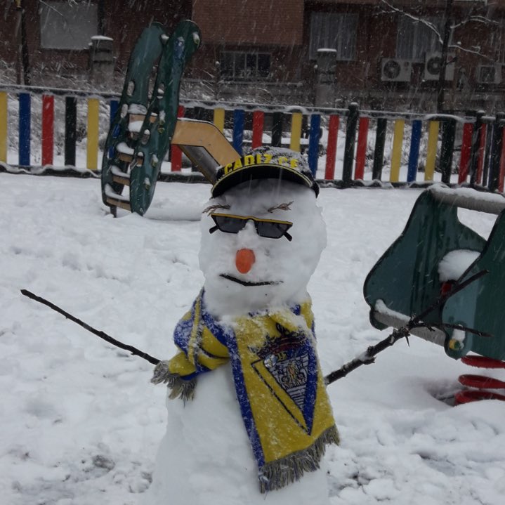 Cadiz_CF's tweet photo. 🥶 ¡Con este tiempo como para no quedarse así! 

La que estás formando, Filomena...

#OlafFondoNorte 
#OlafFondoSur https://t.co/vsOld4b9IA