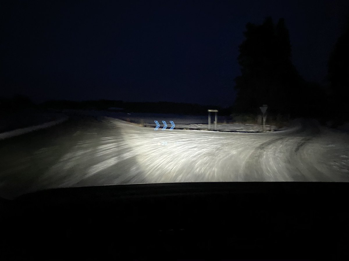 tniemine's tweet photo. Talvisäät saapui, ja vaihdoin tuulilasinäytön tekstit lumi-asetukselle eli sinisiksi.
Kun en tiedä, niin kysytään Twitteristä: missäs muissa autoissa tälläinen talvivaihtoehto on tarjolla?
#ID3 #VWID3
#sähköauto #emobility #talvi #lumi #hud #ARhud #tuulilasinäyttö https://t.co/OFnMz7DB4v