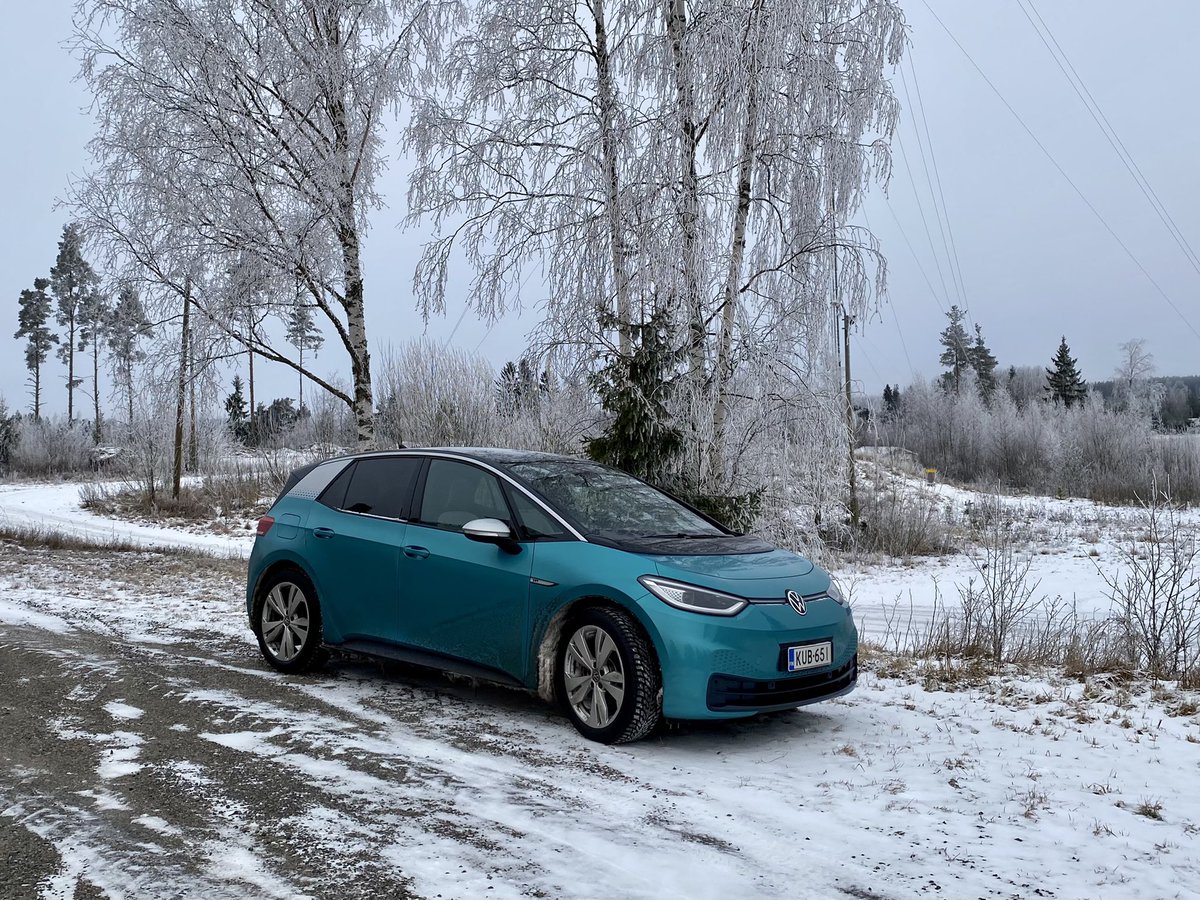 tniemine's tweet photo. Talvisäät saapui, ja vaihdoin tuulilasinäytön tekstit lumi-asetukselle eli sinisiksi.
Kun en tiedä, niin kysytään Twitteristä: missäs muissa autoissa tälläinen talvivaihtoehto on tarjolla?
#ID3 #VWID3
#sähköauto #emobility #talvi #lumi #hud #ARhud #tuulilasinäyttö https://t.co/OFnMz7DB4v